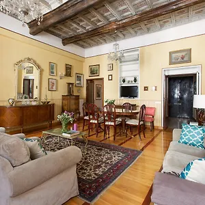Romac Medici 3-bedroom Holiday Near Spanish Steps , Rome Italy